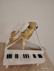 Xonça: Xonca piano satilir icine sokolad ve cicek qoyub hediyye etmek olar — 2