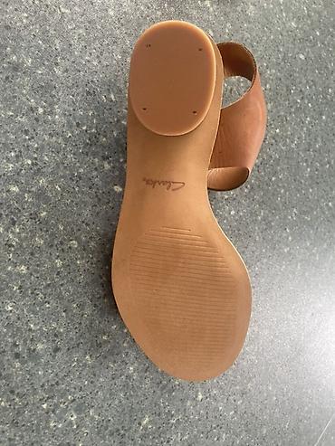Basanoşka və səndəllər: Qadın üçün dəri sandal - Rəng: karamelli/qəhvəyi Yenidir çox — 5