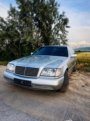 нундай саната: Автомобиль Mercedes-Benz S-класса в кузове W140 серебристого цвета
