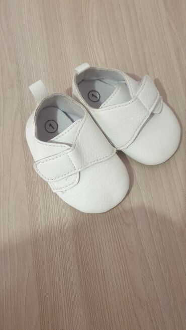 белые рубашки: Кожаные тапочки для малыша, смотрятся на ногах очень стильно и мило