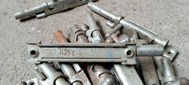 Другие товары для дома и сада: Продаю! щеколды СССР насос для сада, хомуты Европа (3кг) — 3