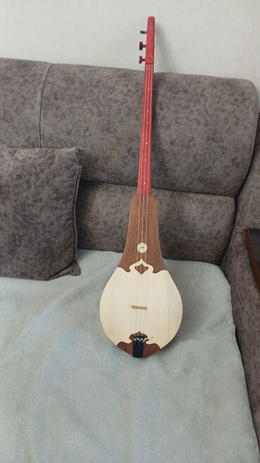 музыкальные инструменты духовые: Комуз сатылат б/у. Өрүк эмес, кылдары жибектен. үнү жакшы. чертип