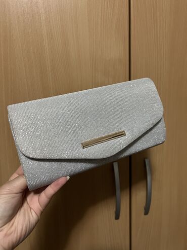 muska rucna torbica: Torbica u srebrnoj boji