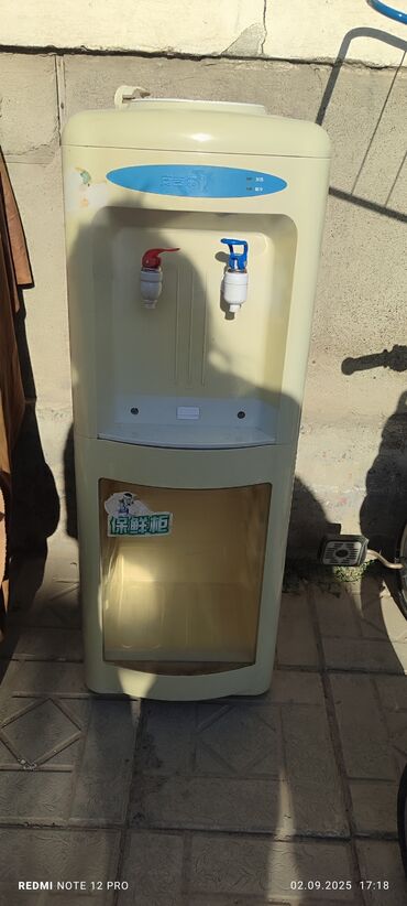 продаю пластиковые бутылки: Кулер для бутылированной воды с нагревом и охлаждением. Особенности