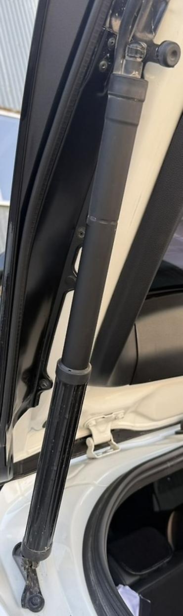 стопор: Амортизаторы крышки багажника Toyota, 2019 г., Б/у, Оригинал — 1