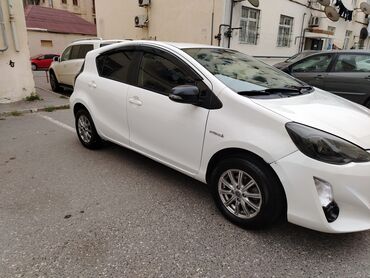 Toyota: Toyota Aqua hibrid hetçbek - Gövdə: 5 qapılı hetçbek, ağ rəng - Güc — 10