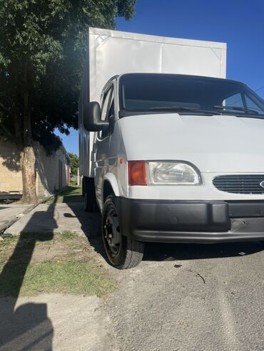 Ford: Yükdaşımalar üçün ideal olan ağ rəngli Ford Transit furqon. Geniş yük