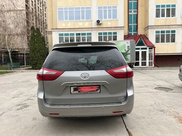 панель торпедо камри 30: Автомобиль Toyota Sienna серебристого цвета. Этот минивэн отличается