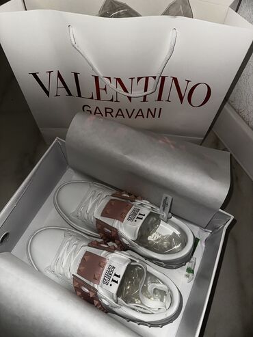 женский пуховик большого размера: Кроссовки, 37, Valentino, Новый, цвет - Белый