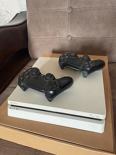 pc case: PlayStation 4 Slim (белая) с двумя беспроводными геймпадами DualShock — 5
