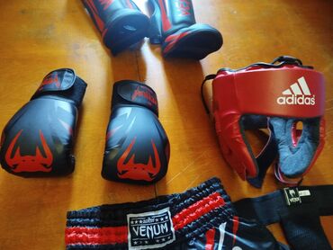 Əlcəklər: Kickboks/Muay Thai üçün tam ekipaj dəsti Brendlər: Venum və Adidas