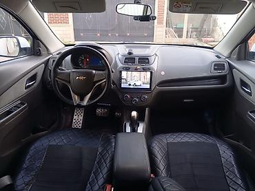 qaz: Chevrolet Cobalt, ağ rəng, sedan kuzov. Buraxılış 2031 ə kimi var — 6