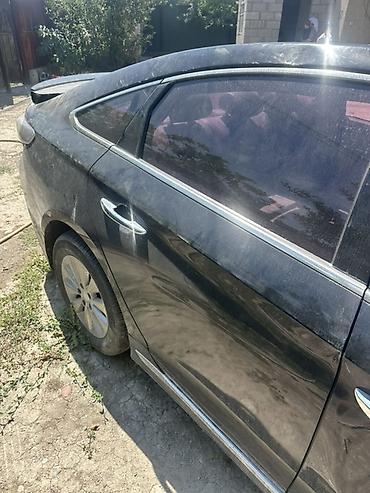 Продам автомобиль бизнес‑класса чёрного цвета (седан/лифтбек)