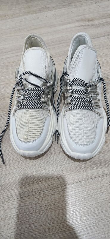 роликовые кроссовки в бишкеке цена: Продаются кроссовки белые, две пары по цене одной!!! Абсолютно новые