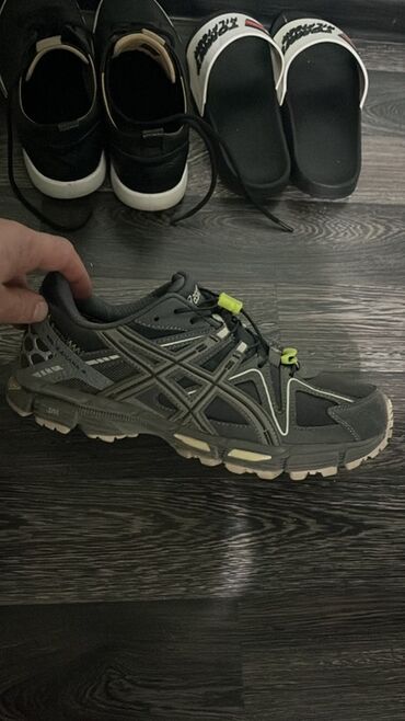 дождевики для обуви: Кроссовки Asics (серо‑чёрные) с контрастными светло‑серыми и