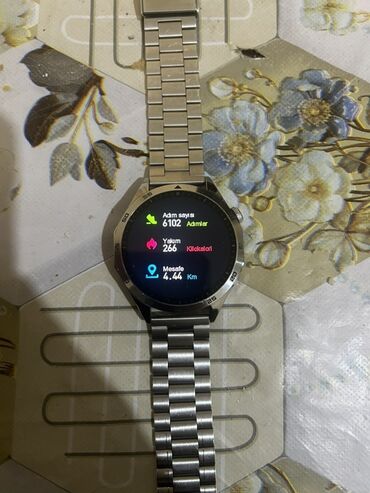 Smart saatlar: Metal qayışlı, dairəvi displeyli ağıllı saat. Xüsusiyyətlər: - Tam — 6