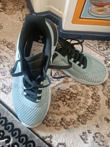 зальники сороконожки: Кроссовки Under Armour TriBase Reign 4 в светло-сером цвете с сетчатым