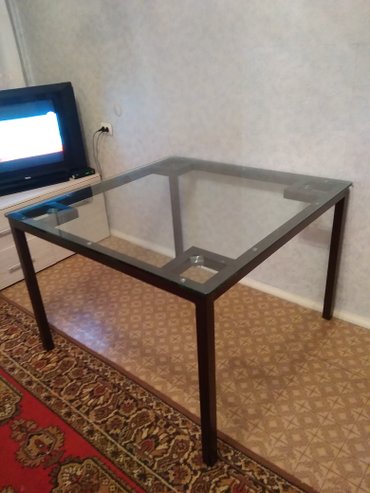 стеклянный стол: Продаю новый стеклянный стол с металлическим каркасом. размер 1