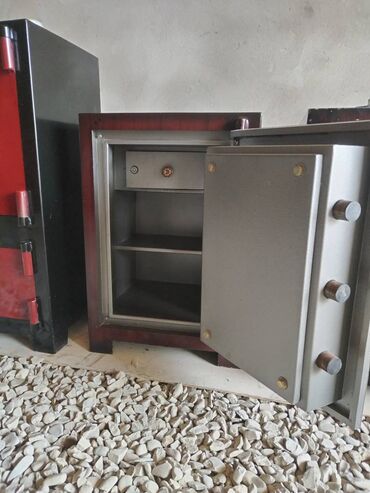 Seyflər: Seyf Türk zavod. Geniş ölçüdə. Yanmayam oda davamlı. 600-700 dərəcə — 12