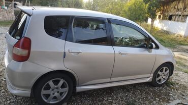 авто расурочка: Honda Fit (Aria/GE) хэтчбек, серебристый цвет. Кузов и экстерьер: -