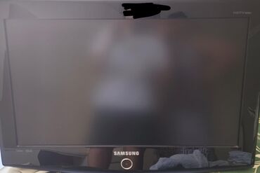 Samsung brendinin qara rəngli televizoru. Cihazın alt hissəsində