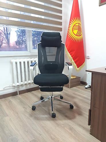 Креслолор: Продаю почти новые офисное кресло с подножкой - Спинка из прочной — 2