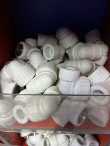 фитинги для пластиковых труб: Угольник (45°, 90°), Пластик