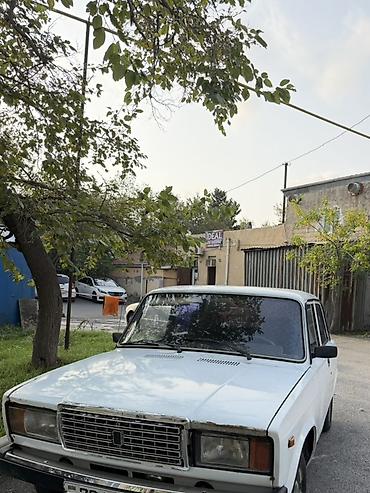 VAZ 2107, ağ rəng, 4 qapı, sedan. Masin ktedinende satilir 1000azn