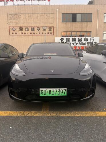 электромобиль neta: Электромобиль Tesla Model Y, окрашенный в черный цвет. Оснащен