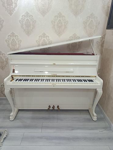 Weinbach upright pianino – ağ parlaq korpus, klassik dizayn