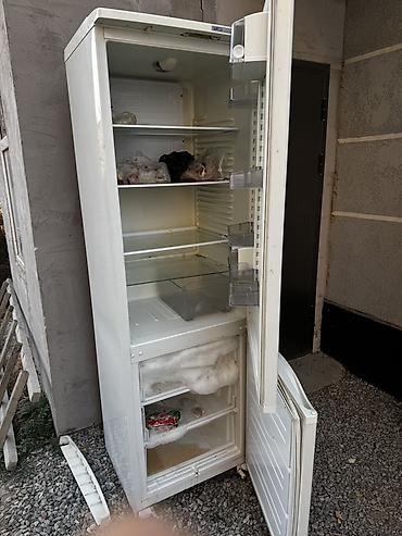 лампа уф: Холодильник двухкамерный, белый, с нижней морозильной камерой. - — 2