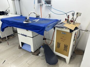 Парогенераторы, гладильное оборудование: Промышленный гладильно-вакуумный стол Britex с парогенератором