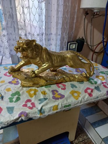 законы человеческой природы: Декоративная статуэтка «Тигр» в золотом цвете - Материал
