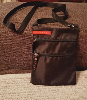 original dimenzije i kais podesiv: SNIŽENO! Sportska torbica, unisex, crne boje, nosi se preko ramena