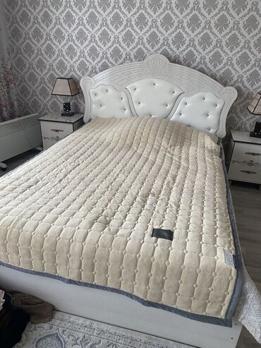 двухъярусная кровать с диваном: Покрывало новое с наволочками 150х200