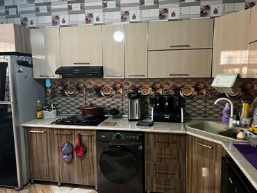 stol metbex: Yaxşı vəziyyətdə mətbəx mebeli dəsti. Material- akril. Problemli yeri