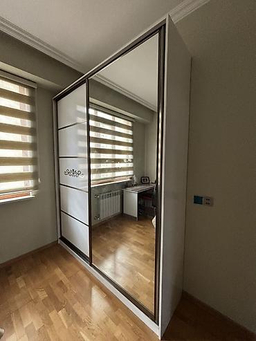 Ağ rəngli sürgülü şkaf-garderob - Ön panel: 2 qapılı sürgü sistemi;