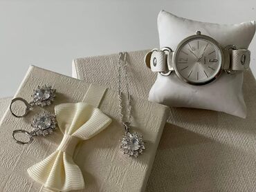 Setovi nakita: Komplet nakita sa kutijom
Cena 2000din — 11