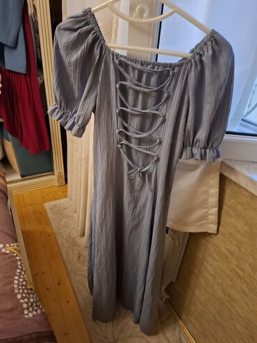 Gündəlik donlar: Ağ rəngdə, qara çiçək naxışlı, uzunqol qadın midi donu. Donun V — 3