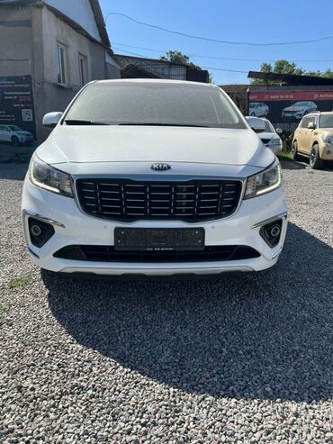автохимия оптом: Белый минивэн Kia Carnival, представленный для продажи, отличается