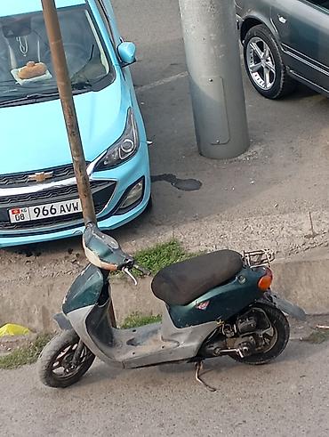 хонда серви: Скутер 50 см³ (ориентировочно, класс Honda/Dio) зеленого цвета. ЗАДНЕЕ — 2