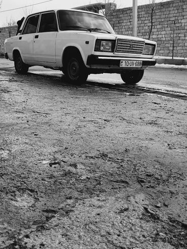 2107 ön şüşə: Ağ rəngli, dördqapılı VAZ-2107 sedan avtomobili. Avtomobil klassik