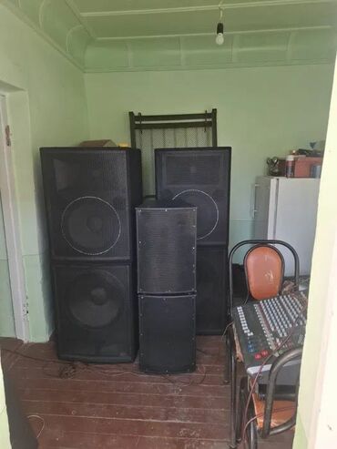 DJ-lər: Kalonka🔈, mikrofon🎤, DJ🕴🏼, fotoqraf📷, isiqlar🪩, tustu aparati