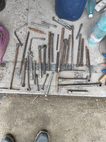 Наборы инструментов: Инструменты советские - молотки по 200 сом; ножницы по металлу большие — 16