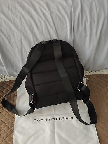 барсетки томми: Рюкзак Tommy Hilfiger, черный, классический городской стиль. - — 3