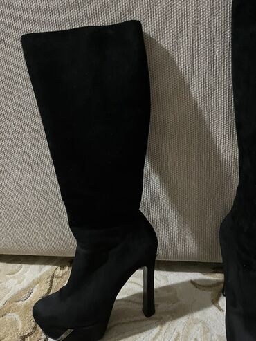 детские теплые резиновые сапоги: Qadın dizədək çəkmə – qara rəng, yüksək platforma və incə hündürdaban