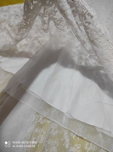 Venčanice: Vencanica mlecno bela velicina XS Duzina pozadi 2 metara, prednji deo — 10