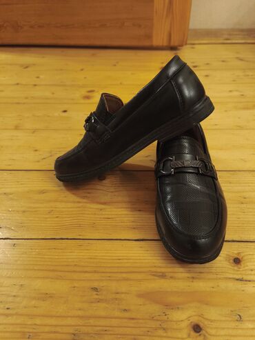 Ayaqqabılar: Qara rəngdə olan dəri kişi ayaqqabıları. Dəbli dizaynı ilə həm rəsmi — 22