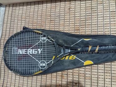 Перчатки: Enerji şirkətinin istehsalı olan tennis raketi. Raketin üzərində