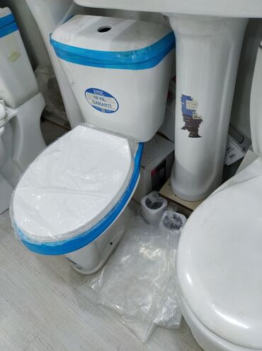Təmir və tikinti: Ağ rəngdə, keramika materialından hazırlanmış unitaz. Bu unitaz dəsti